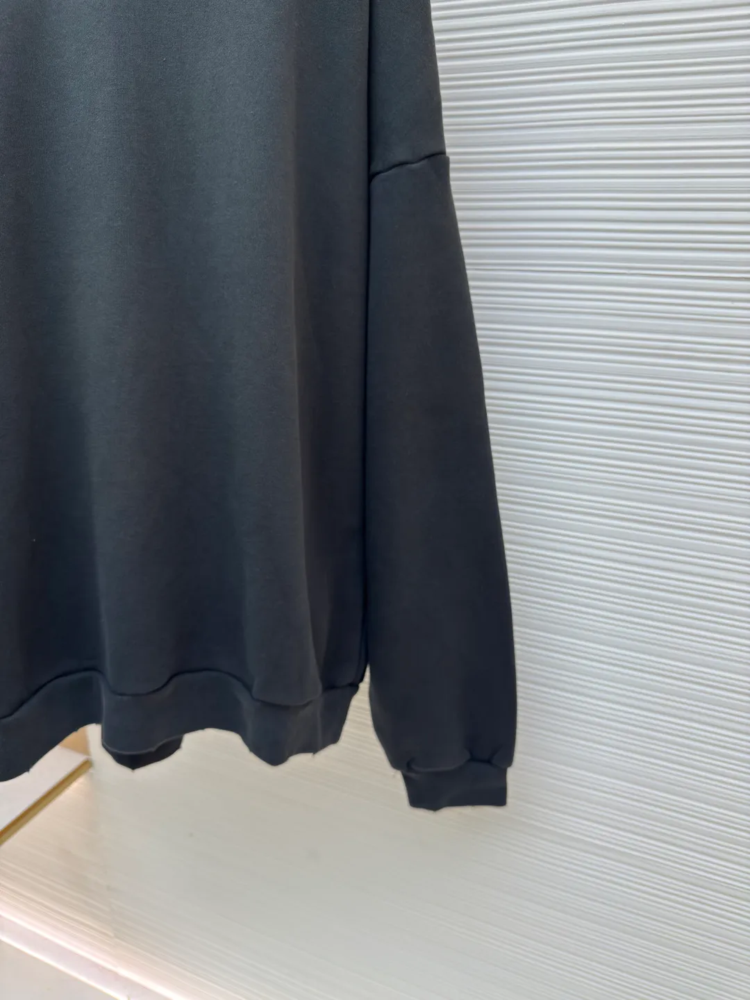 Acne Studios 1996 distressed printed hooded sweatshirt ●Authentic product: purchased and developed by 2179 ●Item number: 1680616-A85 ●Fabric: pure cotton fabric ●Technology: printing production ●Version: loose fit ●Weight: about 980 grams ●Size: S-M-L-XL ●Description: The fabric is made of custom-made pure cotton, washed with distressed and dirty gradient techniques, printed on the back, and the overall wiring is straight and delicate. The fabric is comfortable and soft, with consistent colors and no color difference. It can be matched with the same style to create a fashionable look and control various occasions. Customized accessories, complete with three standards, same style for men and women!